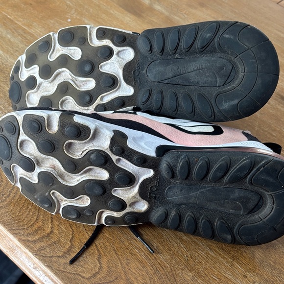 Nike Air Max 270 React Black Coral - Picture 6 of 12